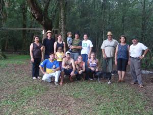Acampamento de final de ano com a família. Alvir está no centro da fotografia, segurando o seu filho Airumã